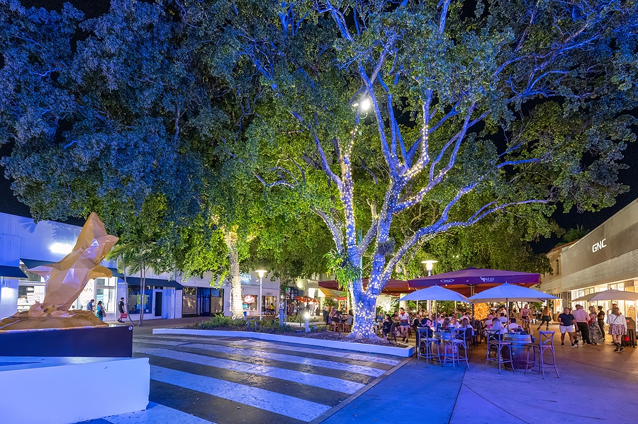 Outdoor restaurants and shopping area on Lincoln Road Mall at night. Commercial lighting.